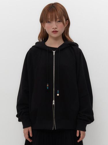 STRING CHARM HOOD ZIP UP [BLACK] - TUOMIO - Modalova