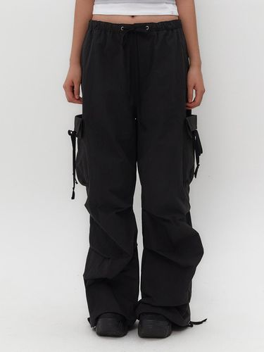 STRAP WIDE PARACHUTE PANTS [BLACK] - TUOMIO - Modalova