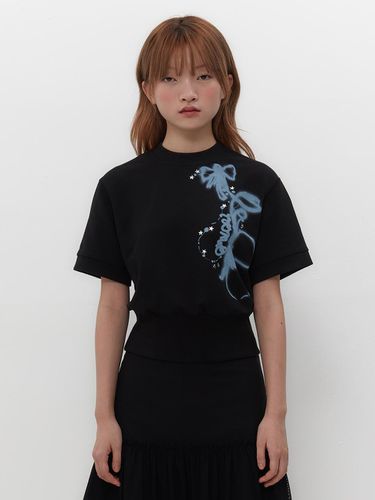 RIBBON GRAPHIC MOCK NECK TOP [BLACK] - TUOMIO - Modalova