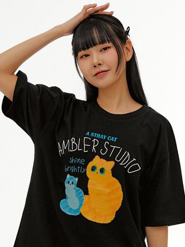 Stray cat Over fit T Shirts AS1124 (Black) - AMBLER - Modalova