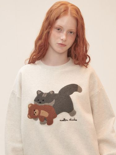 Cat biting Teddy b Sweatshirt AMM1208 - AMBLER - Modalova