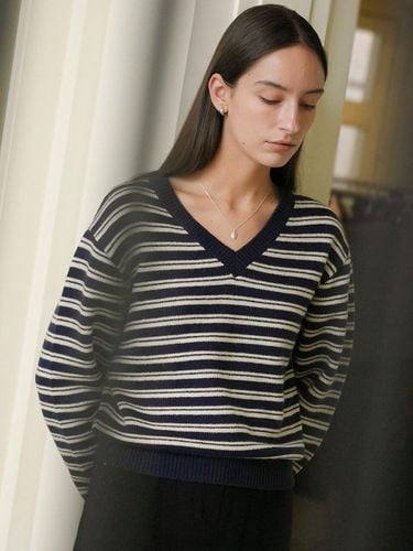 Stripe loose fit v-neck knitwear_Navy - KNOWN BETTER - Modalova