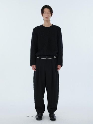 White Raw Edged Two Tuck Wool Pants_RKPAW24624BKX - RE;CODE - Modalova