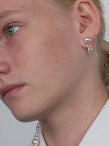 Moonlit Loops Pearl Earrings - MONDAY EDITION - Modalova