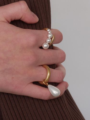 Teardrop Pearl Bold Ring - Gold - MONDAY EDITION - Modalova