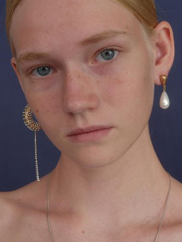 Golden Wave Teardrop Pearl Earrings - MONDAY EDITION - Modalova