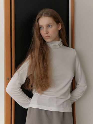 Soft Slim Turtleneck Top (Cream) - 38comeoncommon - Modalova