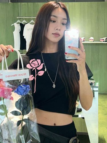 SLIM TSHIRT UNE ROSE_BLACK PINK - MARDI MERCREDI - Modalova