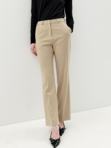 Eden Bootcut Slim Slacks Beige - MOMET - Modalova