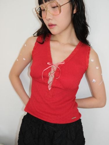 EYELET LACE UP TOP _RED - SHAKIRI - Modalova