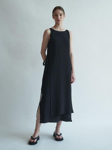 Flow layered strap dress (Black) - J`ASP - Modalova