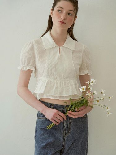 Alice Crop Ruffle Blouse (White) - J`ASP - Modalova