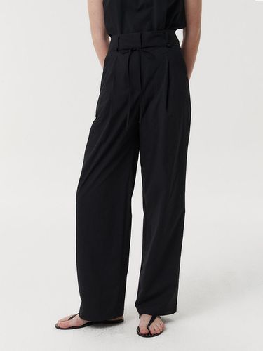 HIGHWAISTED TUCK PANTS (BLACK) - EAAH - Modalova