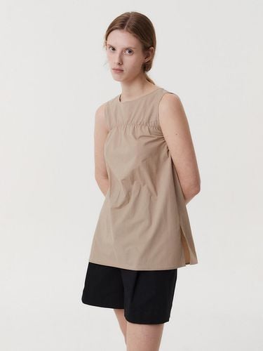 SHIRRING SLEEVELESS BLOUSE (BEIGE) - EAAH - Modalova