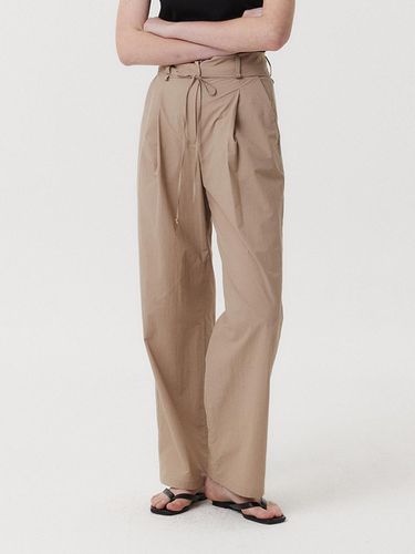 HIGHWAISTED TUCK PANTS (BEIGE) - EAAH - Modalova