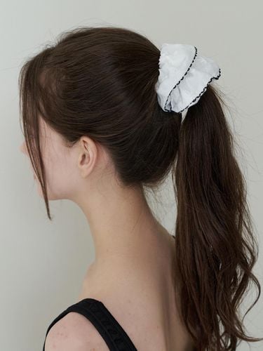 Lovesome ribbon embroidery scrunch (2color) - KINDABABY - Modalova