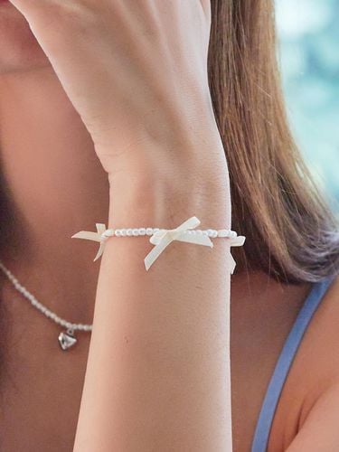 Triple white ribbon pearl-bracelet - Charmy - Modalova