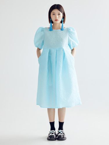 IRIS VOLUME PUFF MIDI DRESS - SKY - bomnal boutique - Modalova