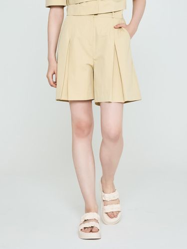 Pintuck Point Half Pants (Beige) - depasion - Modalova