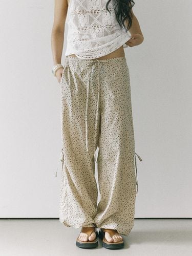 Rose code pants / Beige - HOKUSPOKUS - Modalova