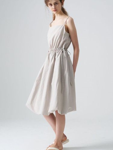 Sleeveless dress_Beige - studio paul&company - Modalova