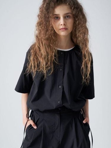 Round neck string blouson_Black - studio paul&company - Modalova