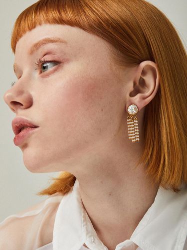 Golden Blaze Silky Short Earrings - FEVERISH - Modalova