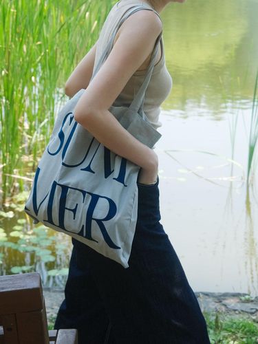 Summer lettering bag (navy) - slowstitch - Modalova