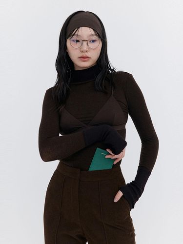 Knit Rib Half Turtleneck T-shirt_Brown - WNDERKAMMER - Modalova