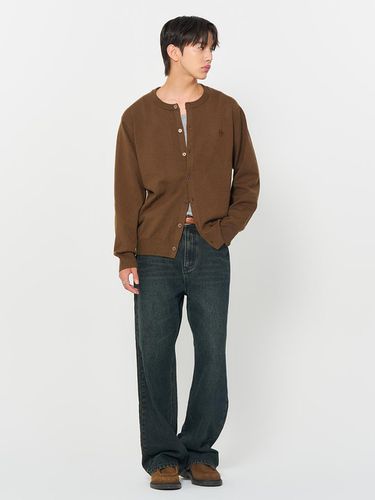 MAN Essential Crewneck Cardigan [KHAKI BROWN]/ SBD - GENERAL IDEA - Modalova