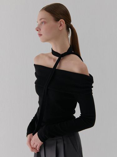 NECK RIBBON SHIRRING OFF-SHOULDER T-SHIRT - camino - Modalova