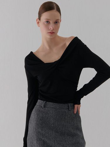 TWIST OFF-SHOULDER T-SHIRT BLACK - camino - Modalova