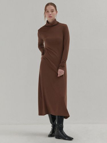 TURTLENECK LONG LAYERED DRESS BROWN - camino - Modalova