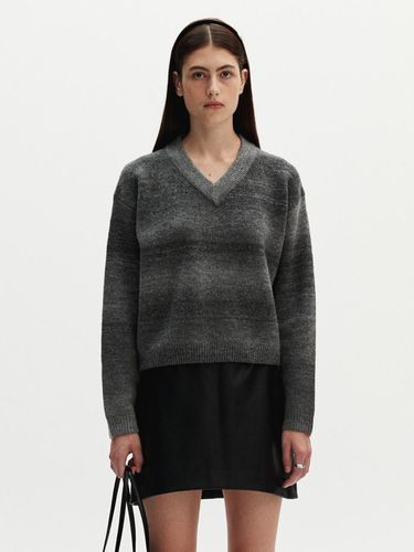 Gradient V-neck Knit MDKT064BLACK - MONGDOL - Modalova