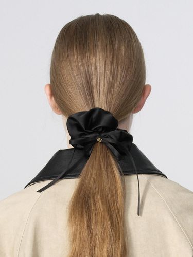 Ribbon charm scrunchie (satin) - (M) - DEPOUND - Modalova