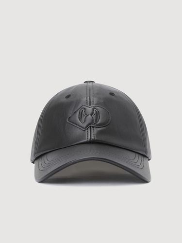 Emblem Fake Leather Cap - LUCKY CHOUETTE - Modalova