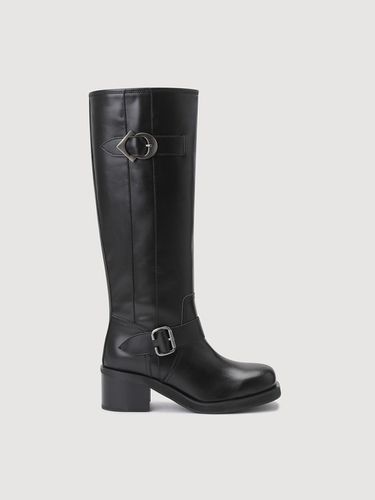 LC Emblem Buckle Long Boots - LUCKY CHOUETTE - Modalova