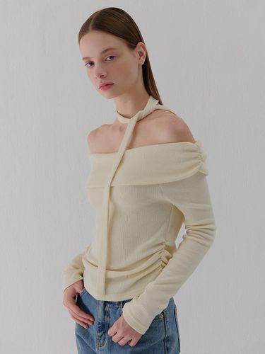 NECK RIBBON SHIRRING OFF-SHOULDER T-SHIRT - camino - Modalova