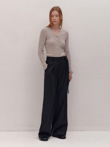 BELTED ONE TUCK PANTS (BLACK) - AVA MOLLI - Modalova