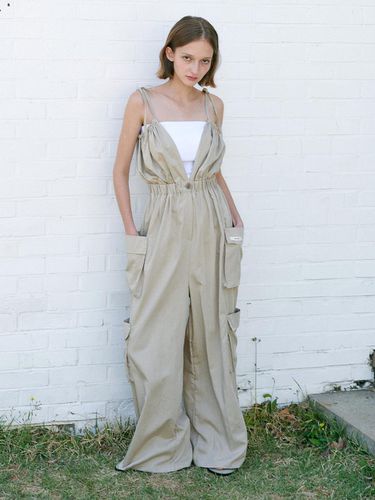 POCKET STRING JUMPSUIT / BEIGE - MOIFAIRE - Modalova