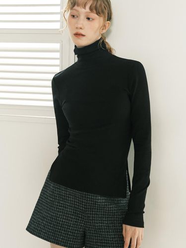 Turtleneck Slit T-shirt_black - BASIKA - Modalova