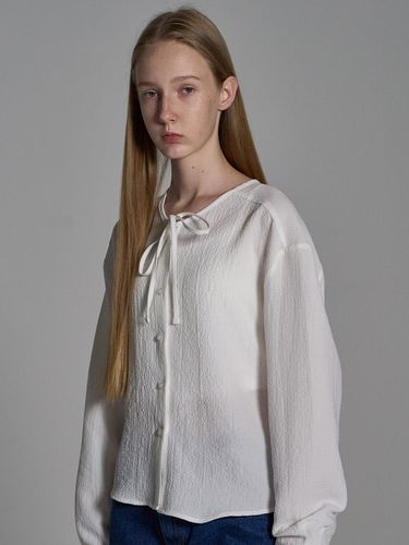 Wrinkle Ribbon Blouse_White - ELLIOTI - Modalova