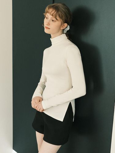 Turtleneck Slit T-shirt - BASIKA - Modalova