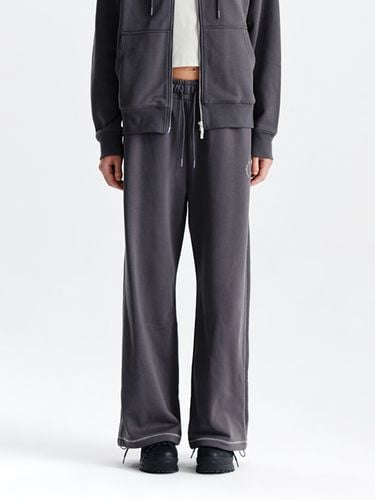 CIRCLE LOGO STITCH SWEATPANTS IN - Matin Kim - Modalova