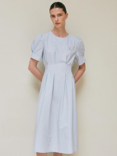 MINIMAL WAIST PINTUCK DRESS_SKY BLUE - YAN13 - Modalova