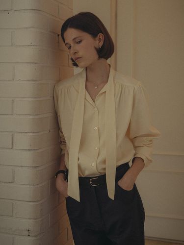 Emma Shirring Scarf Shirt - KNOWN BETTER - Modalova