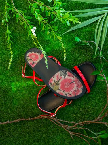 Basic Strap Sandal - Red - urimera - Modalova