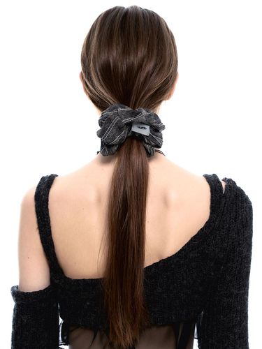 NO.445 BLACK DENIM HAIR SCRUNCHIE - SENTIMENTS - Modalova