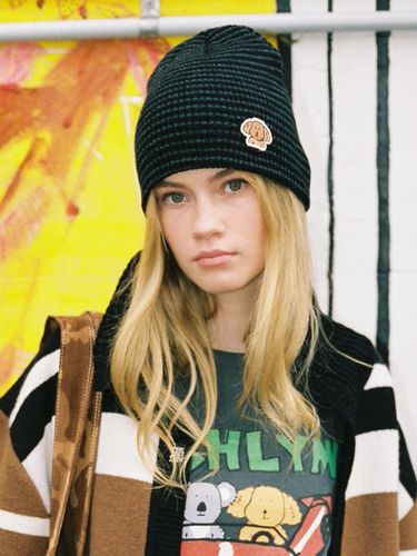 PAM PATCH STRIPE BEANIE_CHARCOAL - THE ASHLYNN - Modalova