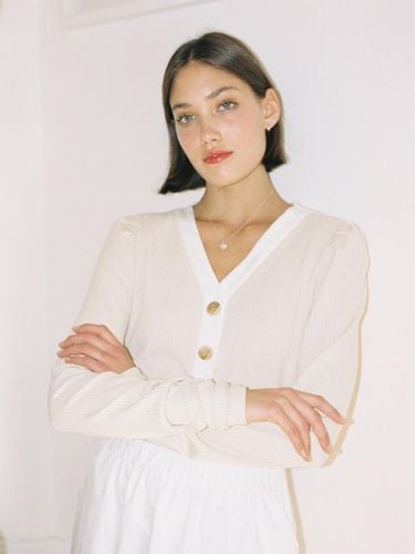 MANNY V NECK TOP_white - THE ASHLYNN - Modalova